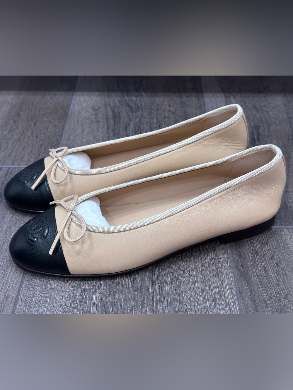 CHANEL CLASSIC CC LOGO BEIGE & BLACK LEATHER BALLET FLATS SHOES Size 37 - Picture 8 of 16